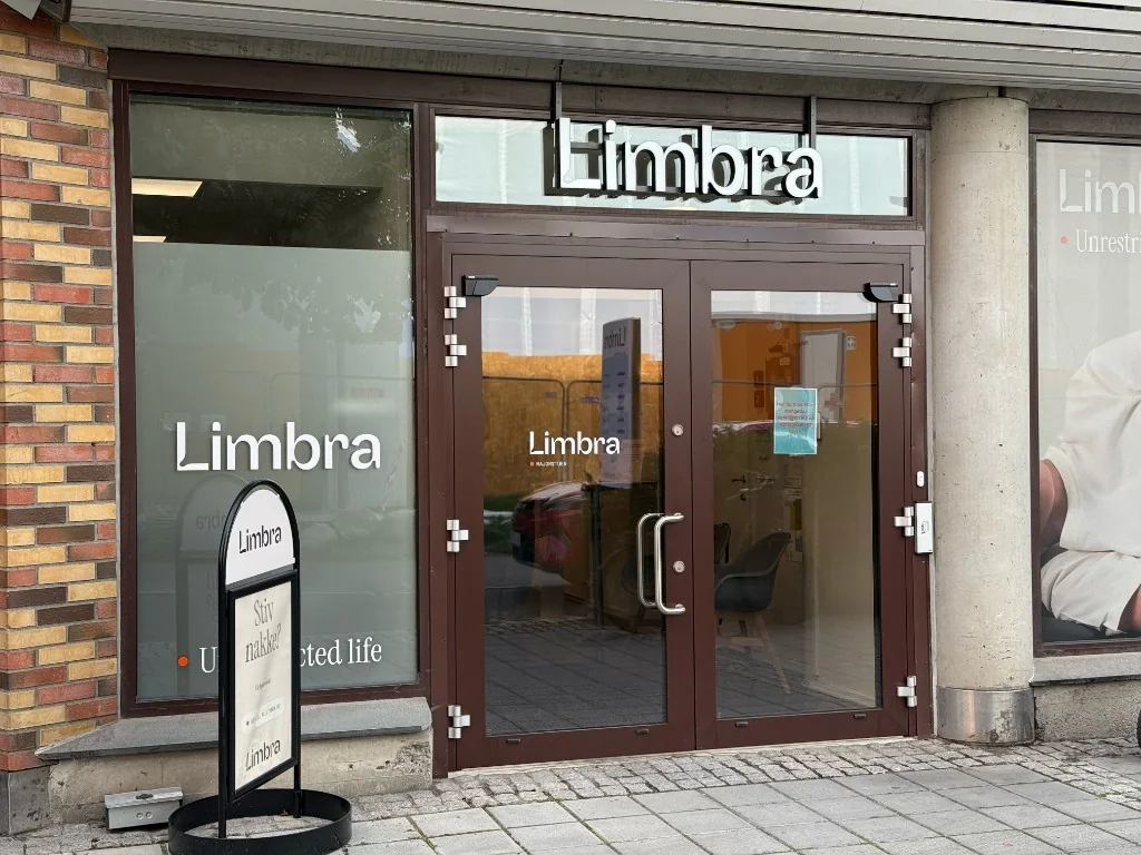 Inngangspartiet til Limbra Majorstuen, med glassdører og klinikken like innenfor