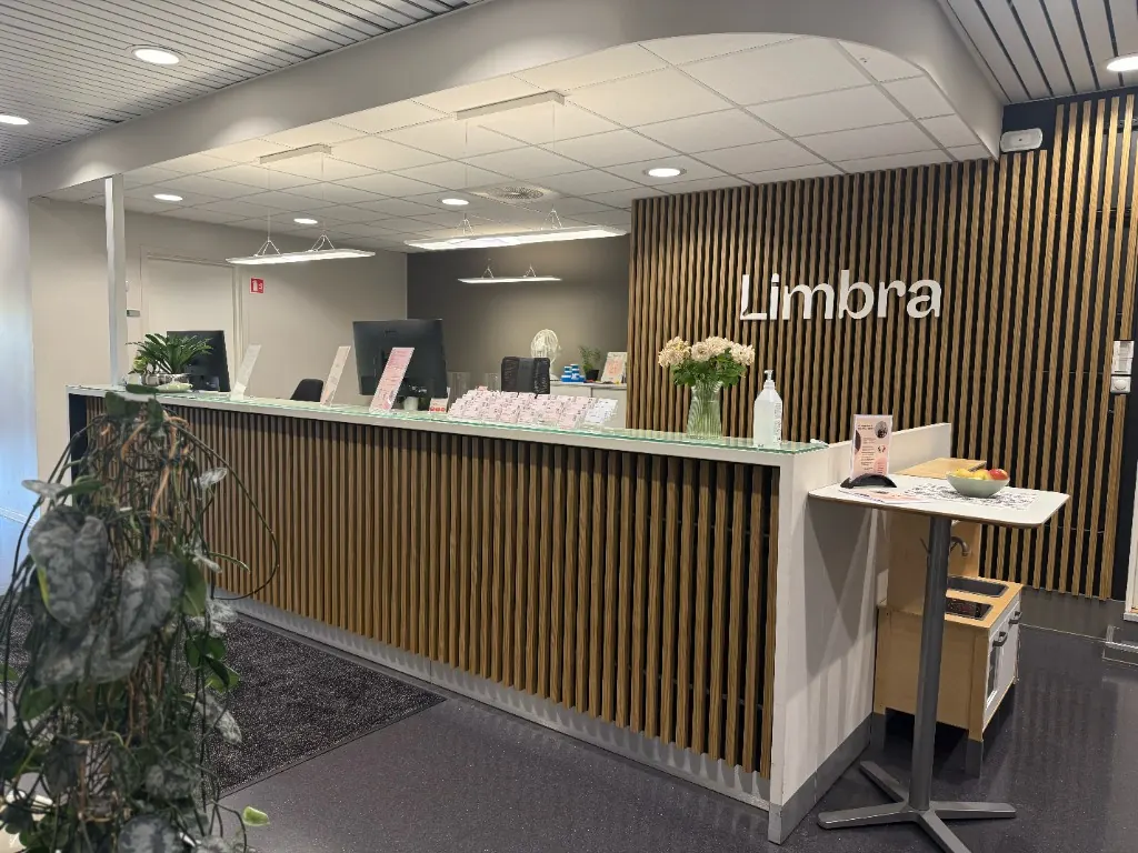 Resepsjonen på Limbra Majorstuen, med trevegg og Limbra-skilt