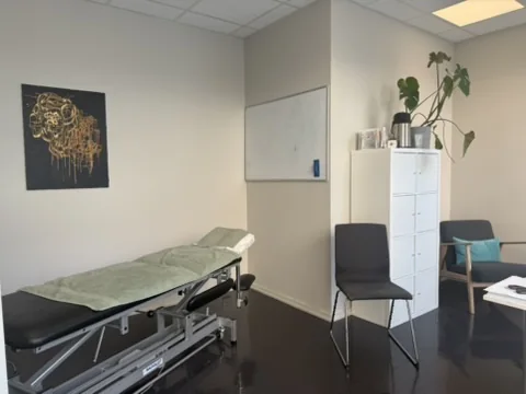 Behandlingsrommet hos Frank Tore på Limbra Majorstuen, med benk, hylle og samtalekrok