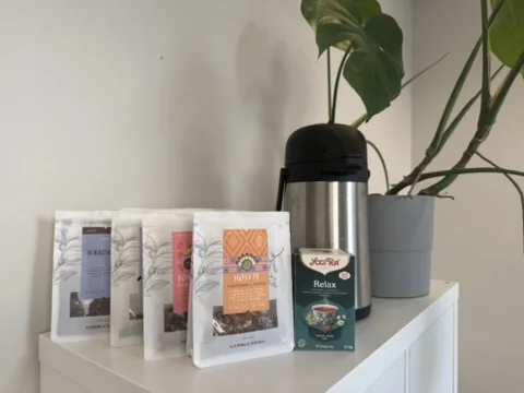 Te og termos på hyllen, så du kan ta en kopp etter egen smak