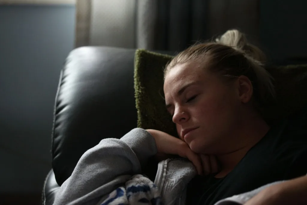 Person som hviler med hodet mot en pute